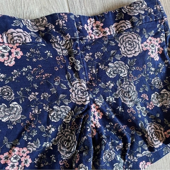 𝅺ann Taylor LOFT Riviera Short Navy and Pink Floral Size 0 - Picture 2 of 9